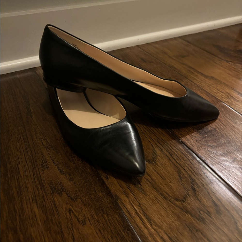 Nine West Pointed Toe Black Flat size 9.5